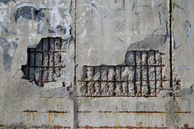 Abplatzung des Betons an einer Wand, Fall für Bausachverständiger
